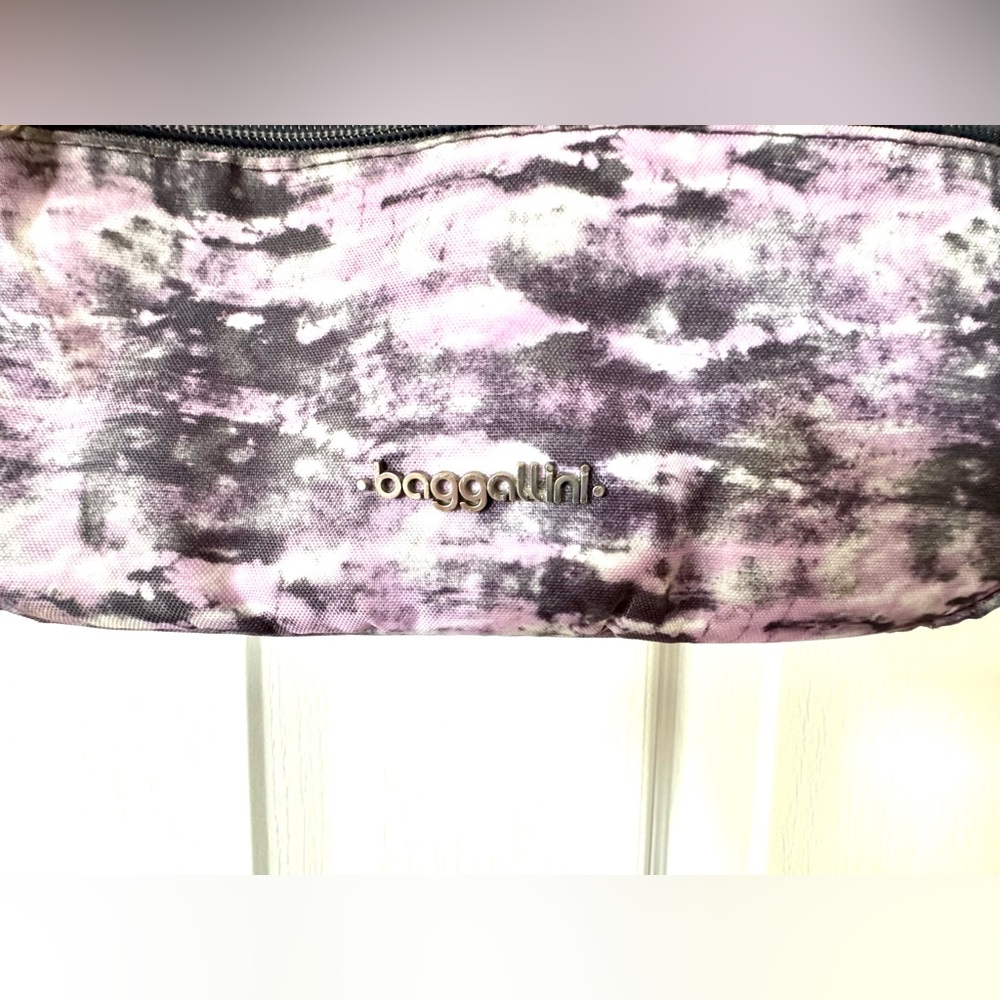 Baggallini Crossbody Shoulder Bag Tie Dye Purple Gray Print 10"x7" Purse - Picture 3 of 13